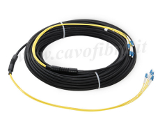 Il Cavo a Fibre Ottiche Con 576 Fibre Ha Tenuto Da Un Installatore